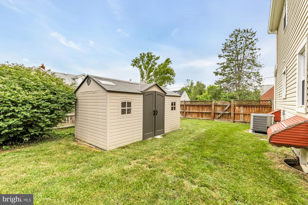 8604 WOODLAWN COURT