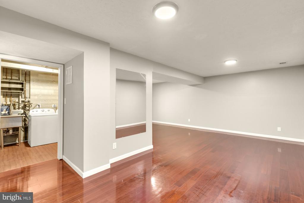 7945 FREEHOLLOW DRIVE
