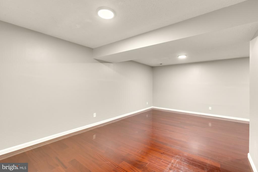 7945 FREEHOLLOW DRIVE