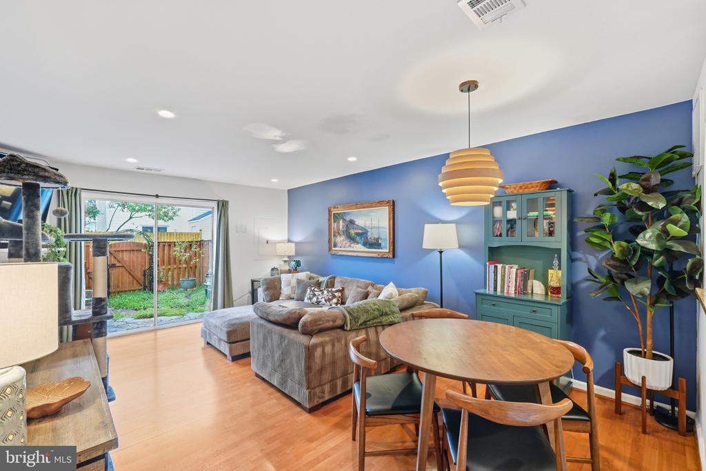 6917 CHISWICK LANE