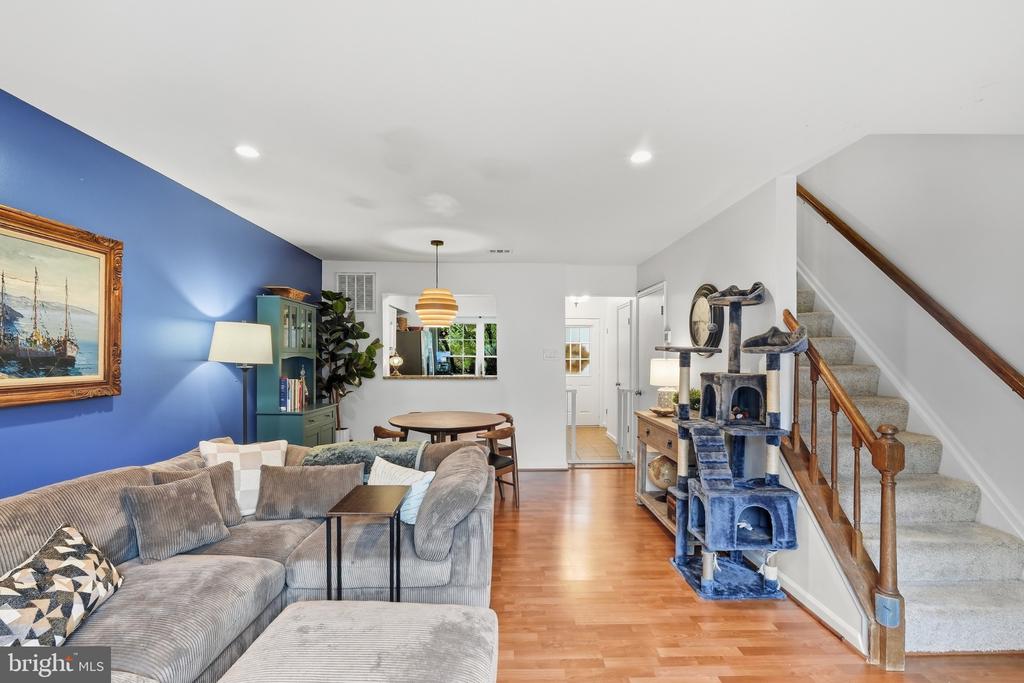 6917 CHISWICK LANE
