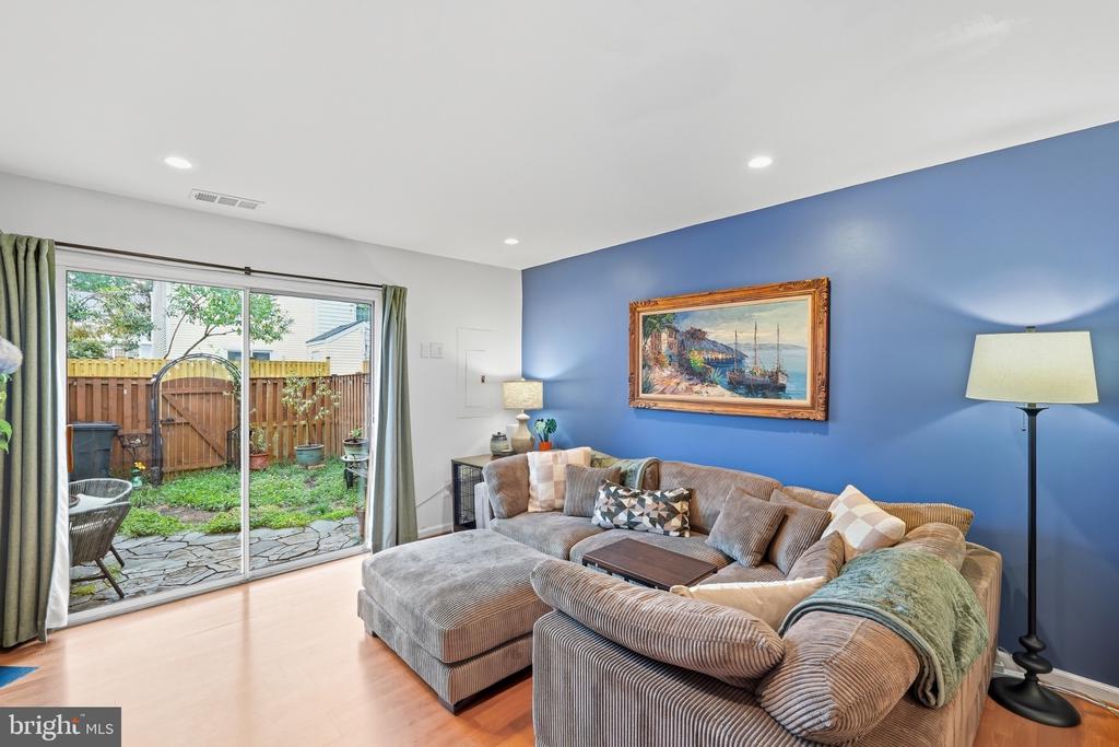 6917 CHISWICK LANE