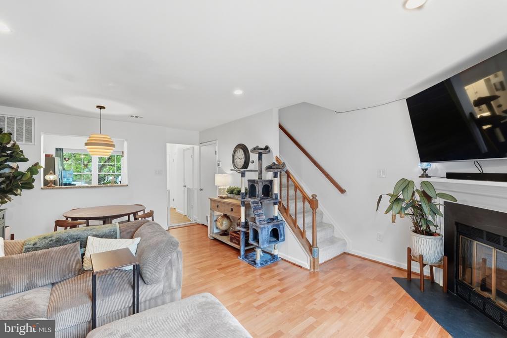 6917 CHISWICK LANE
