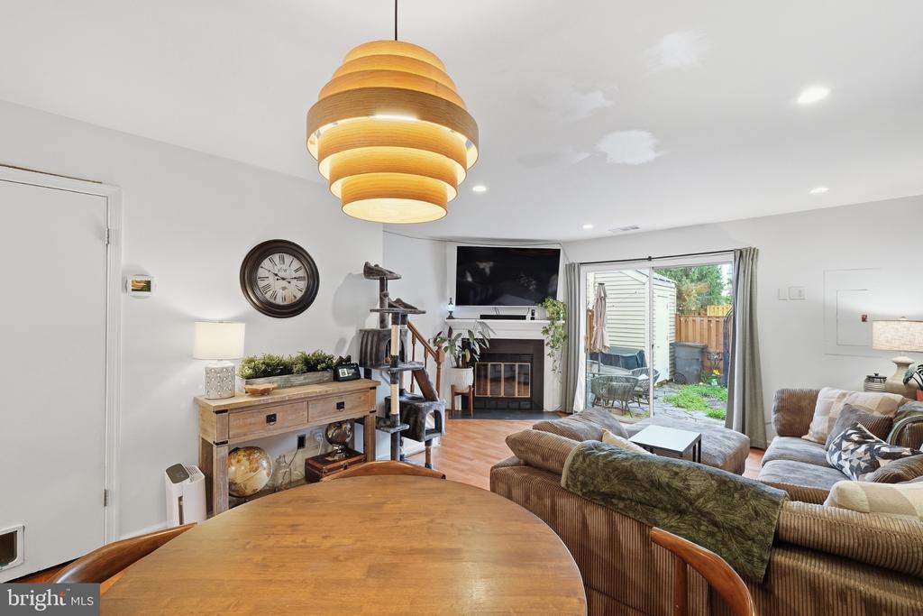 6917 CHISWICK LANE