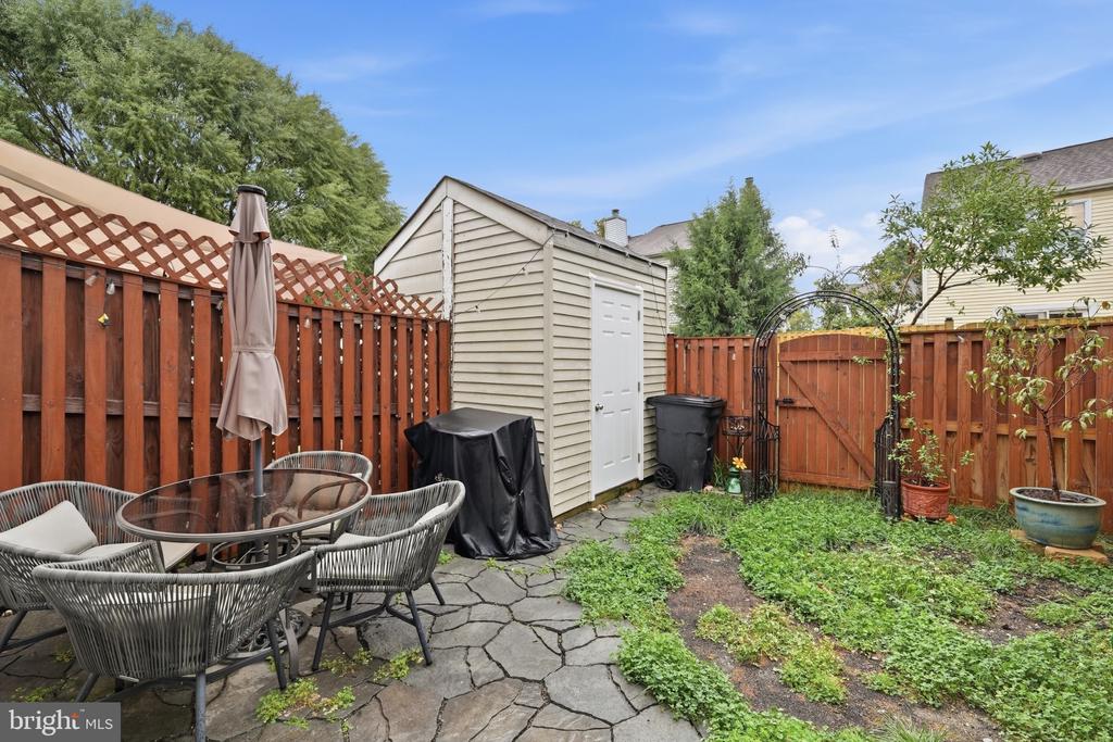 6917 CHISWICK LANE