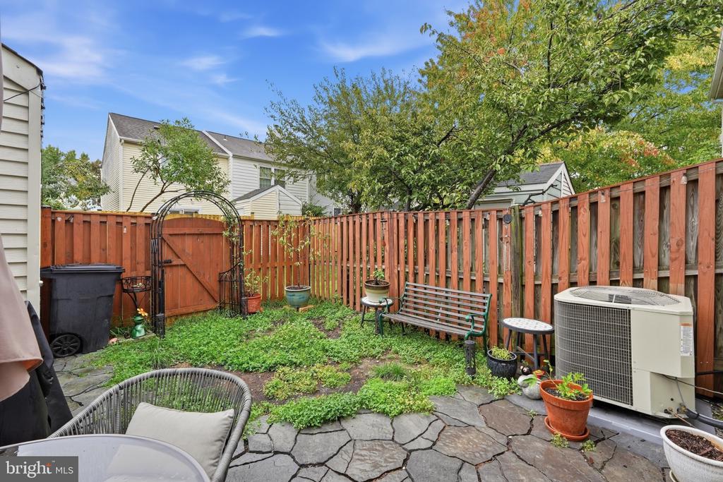 6917 CHISWICK LANE