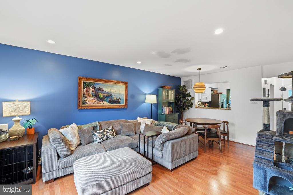 6917 CHISWICK LANE