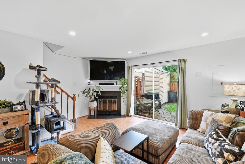6917 CHISWICK LANE