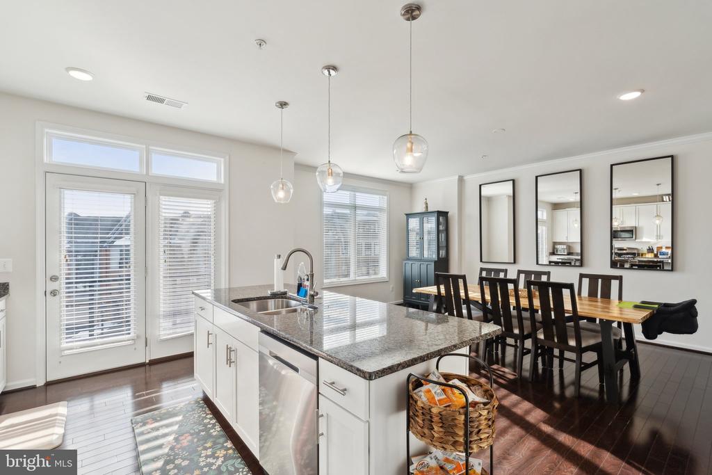 1514 RIBBON LIMESTONE TERRACE SE