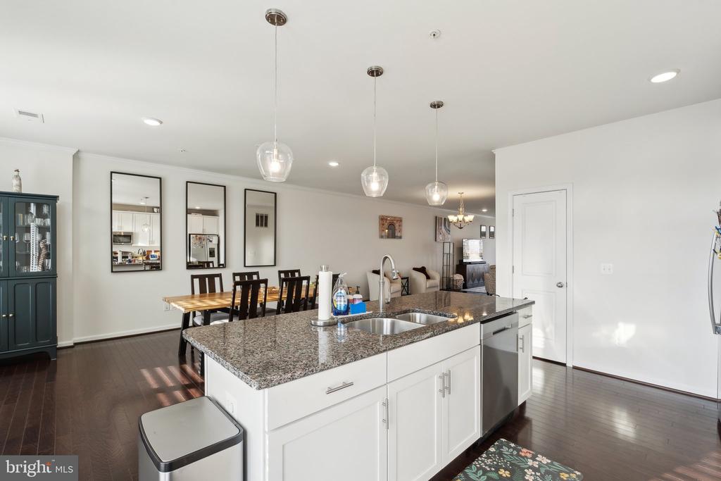 1514 RIBBON LIMESTONE TERRACE SE