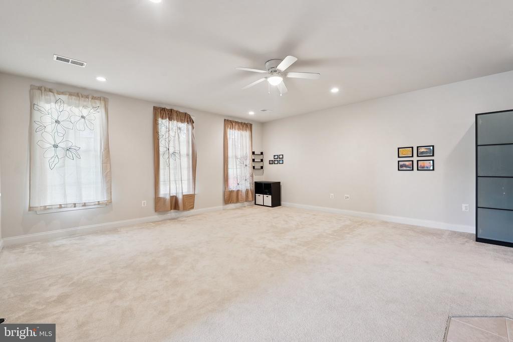 43109 CLARENDON SQUARE