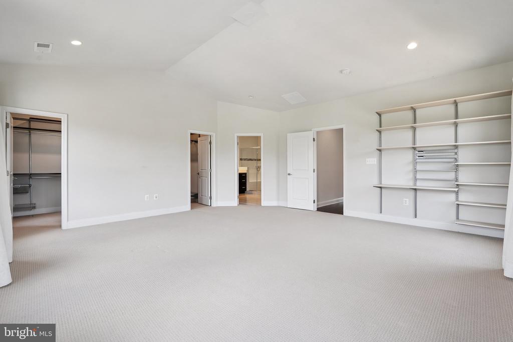 43109 CLARENDON SQUARE