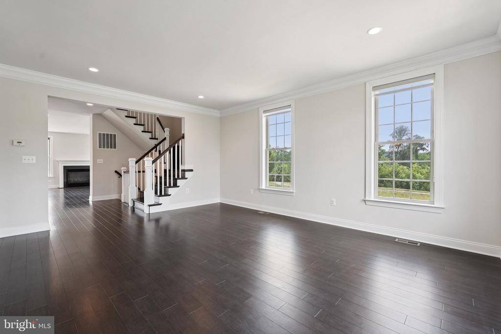 43109 CLARENDON SQUARE