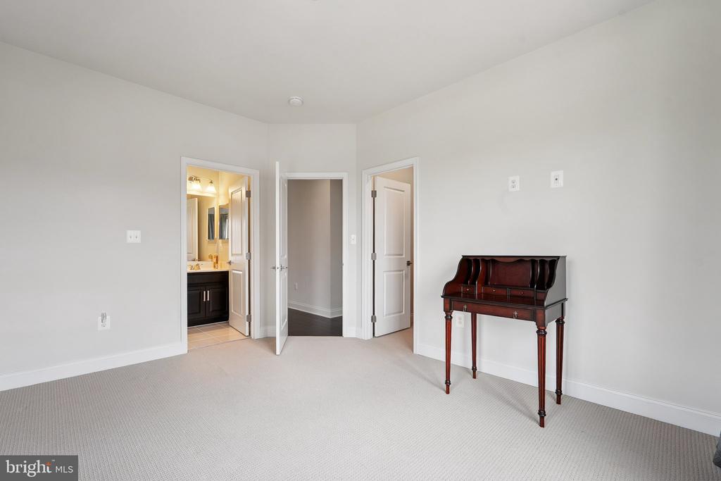 43109 CLARENDON SQUARE