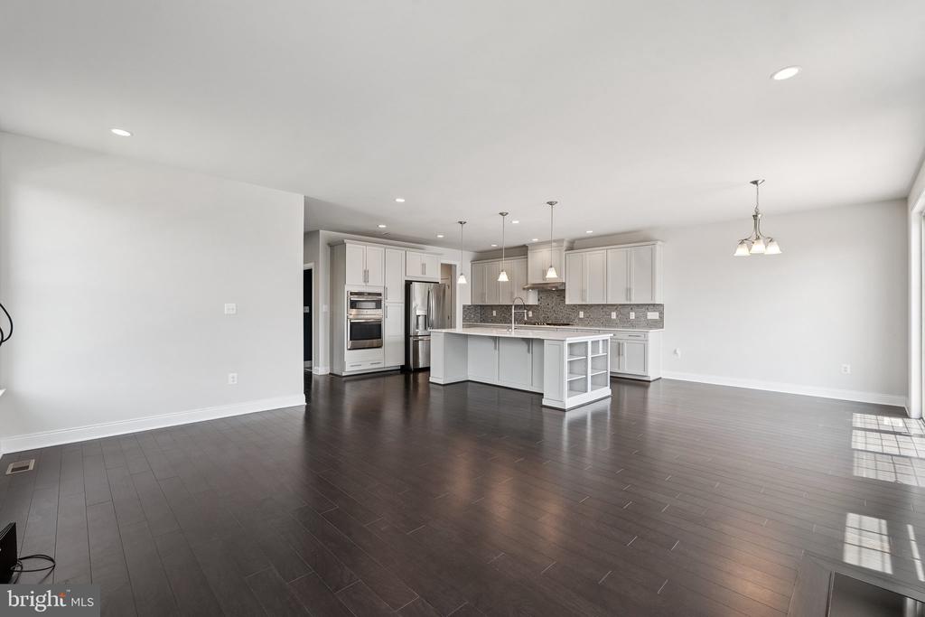 43109 CLARENDON SQUARE
