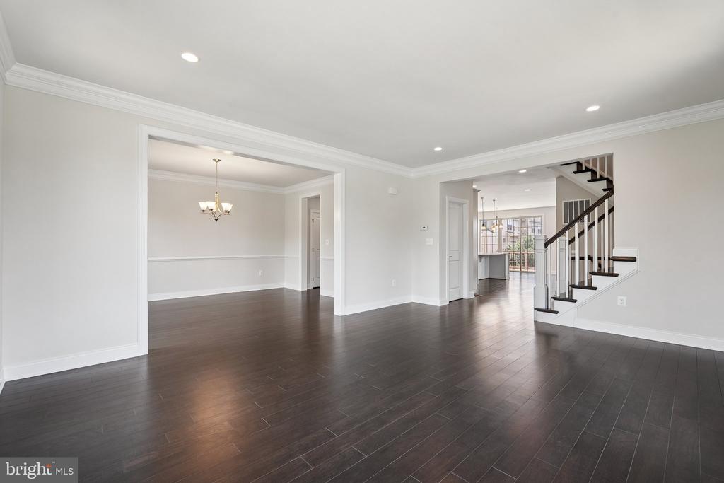 43109 CLARENDON SQUARE
