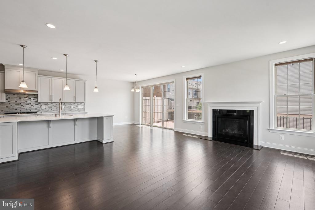 43109 CLARENDON SQUARE