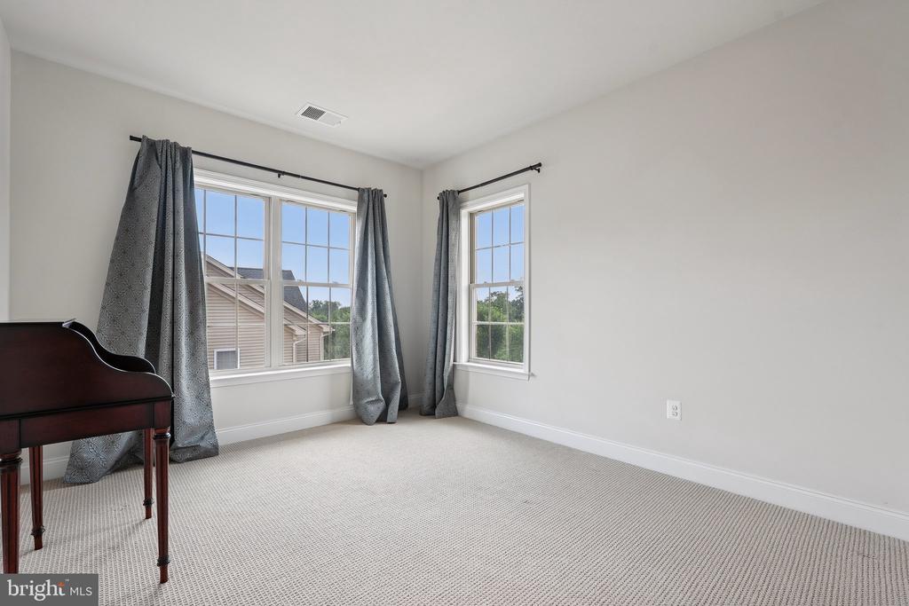 43109 CLARENDON SQUARE