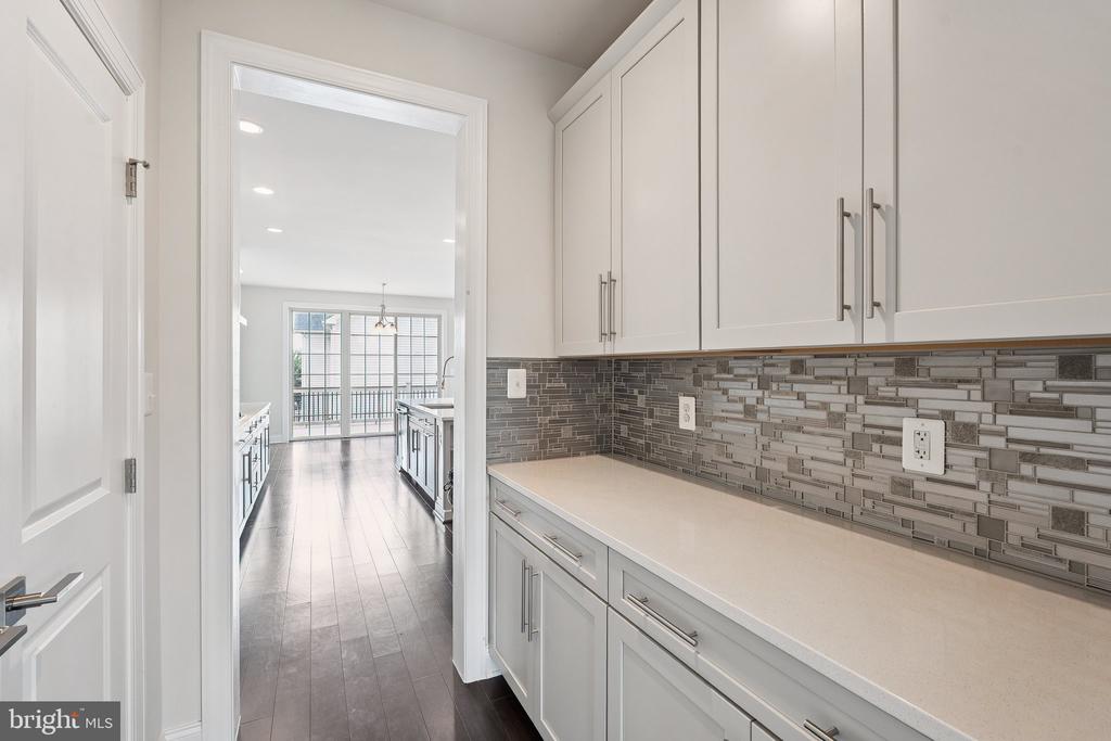 43109 CLARENDON SQUARE