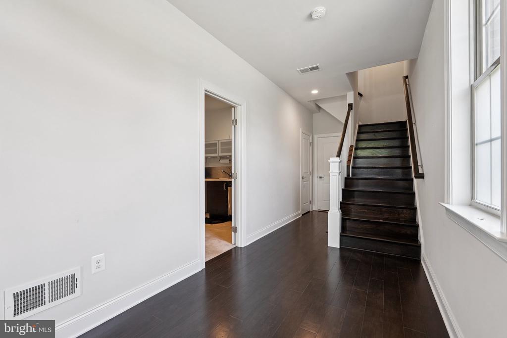 43109 CLARENDON SQUARE