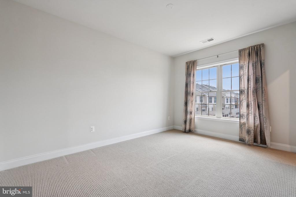 43109 CLARENDON SQUARE