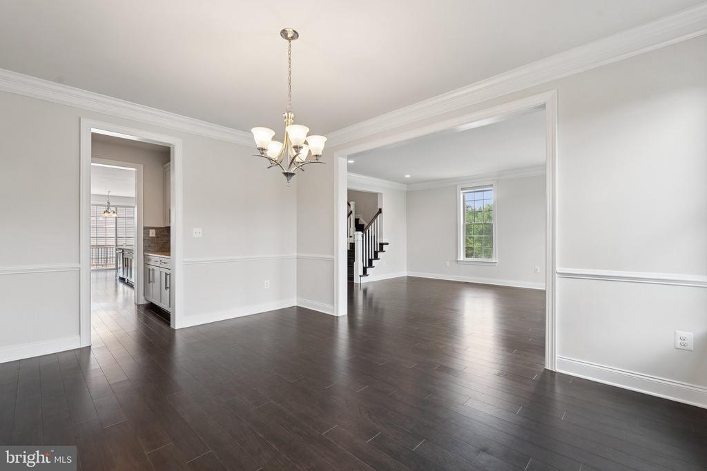43109 CLARENDON SQUARE
