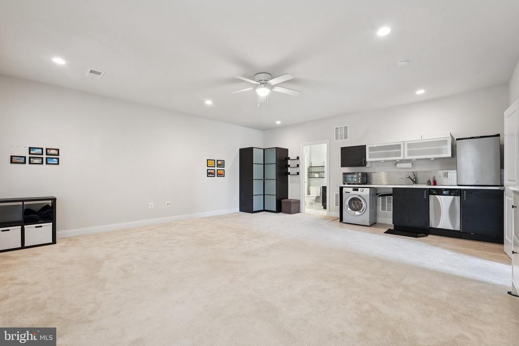 43109 CLARENDON SQUARE