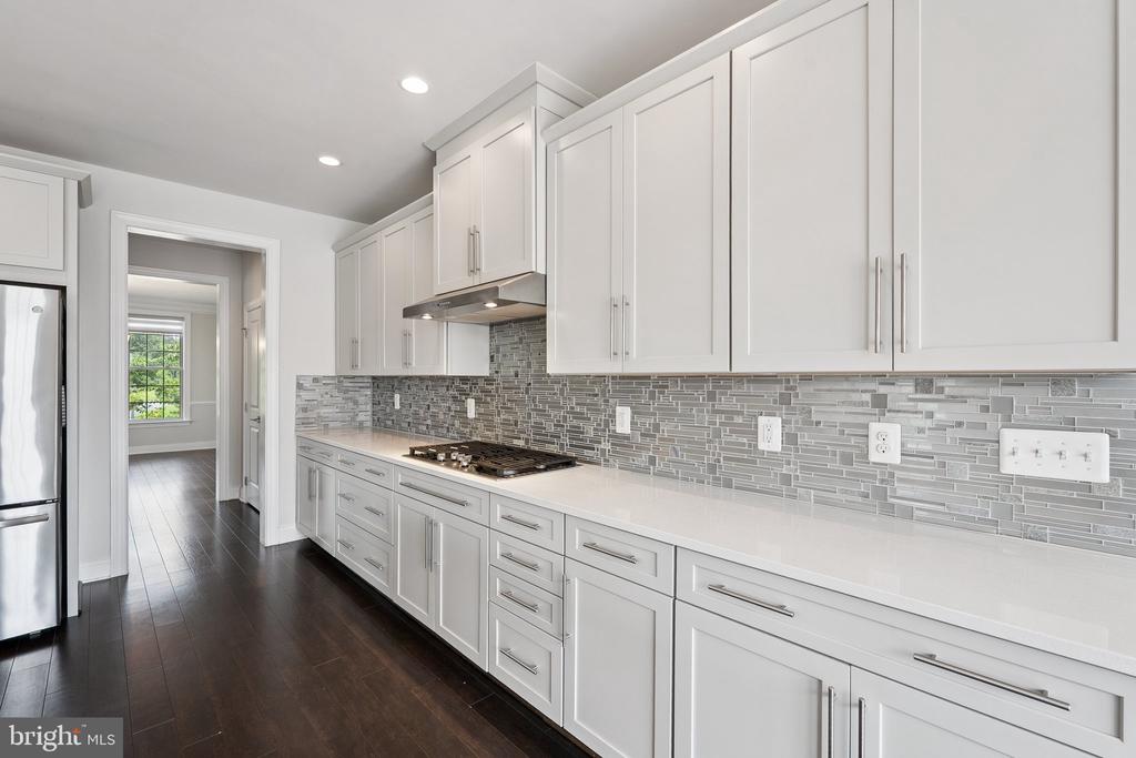 43109 CLARENDON SQUARE