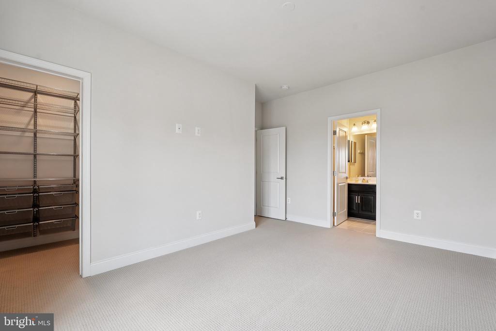 43109 CLARENDON SQUARE