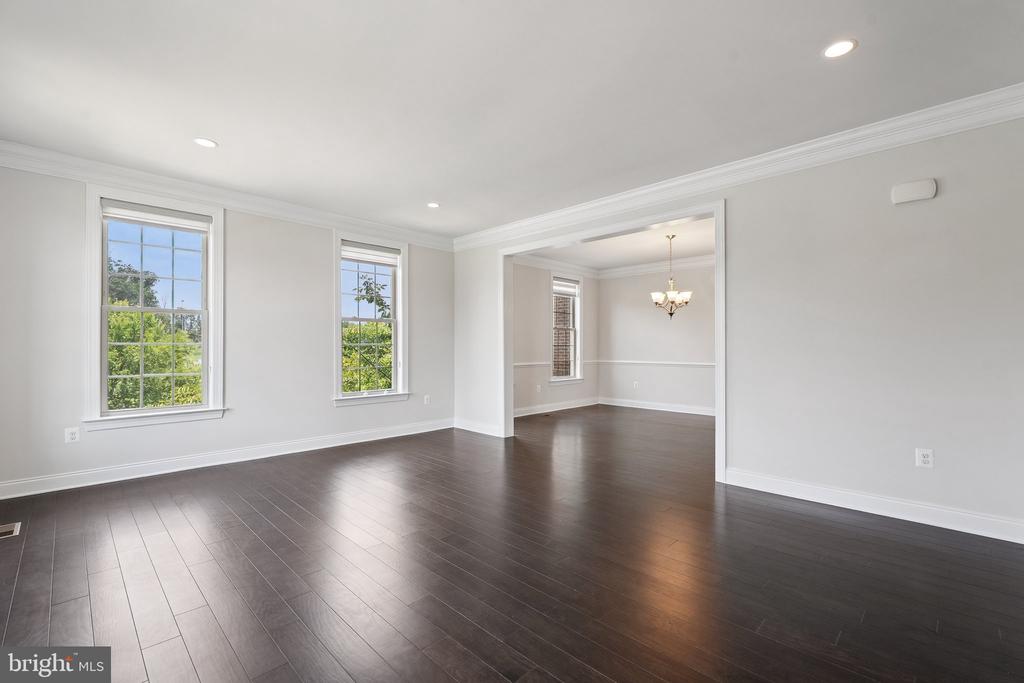 43109 CLARENDON SQUARE