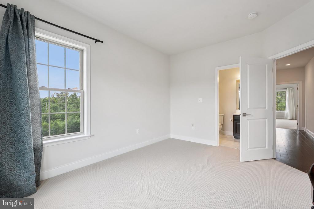 43109 CLARENDON SQUARE