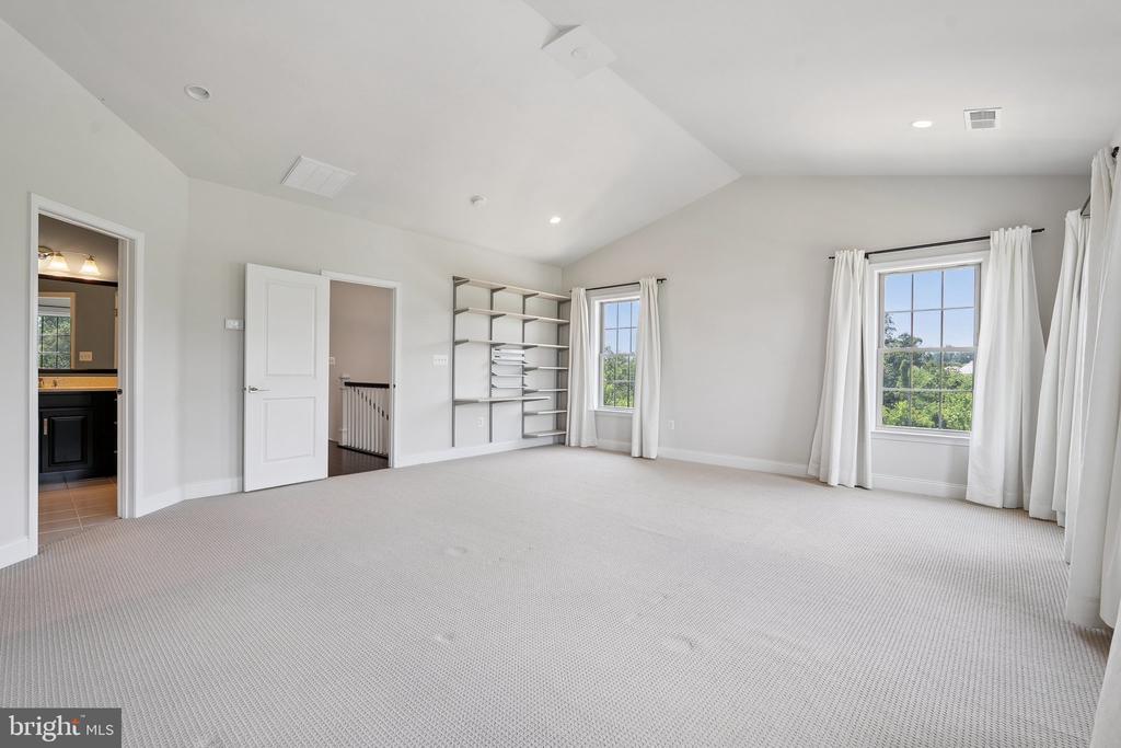 43109 CLARENDON SQUARE