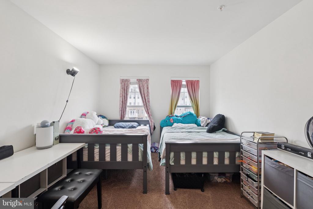 42227 CANARY GRASS SQUARE