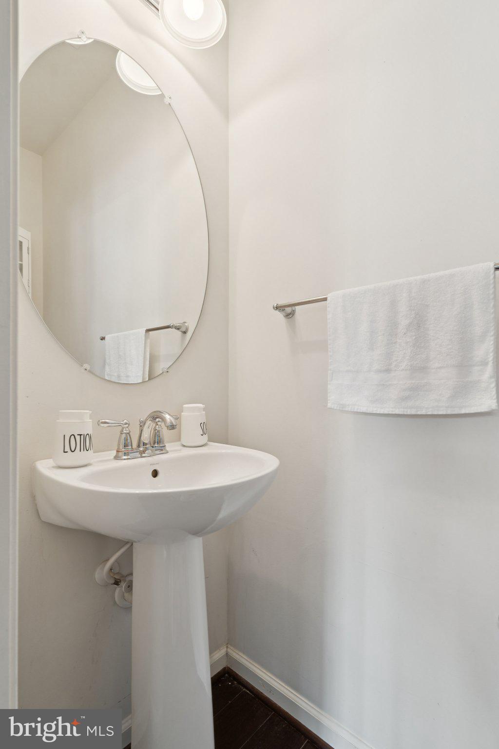 42227 CANARY GRASS SQUARE