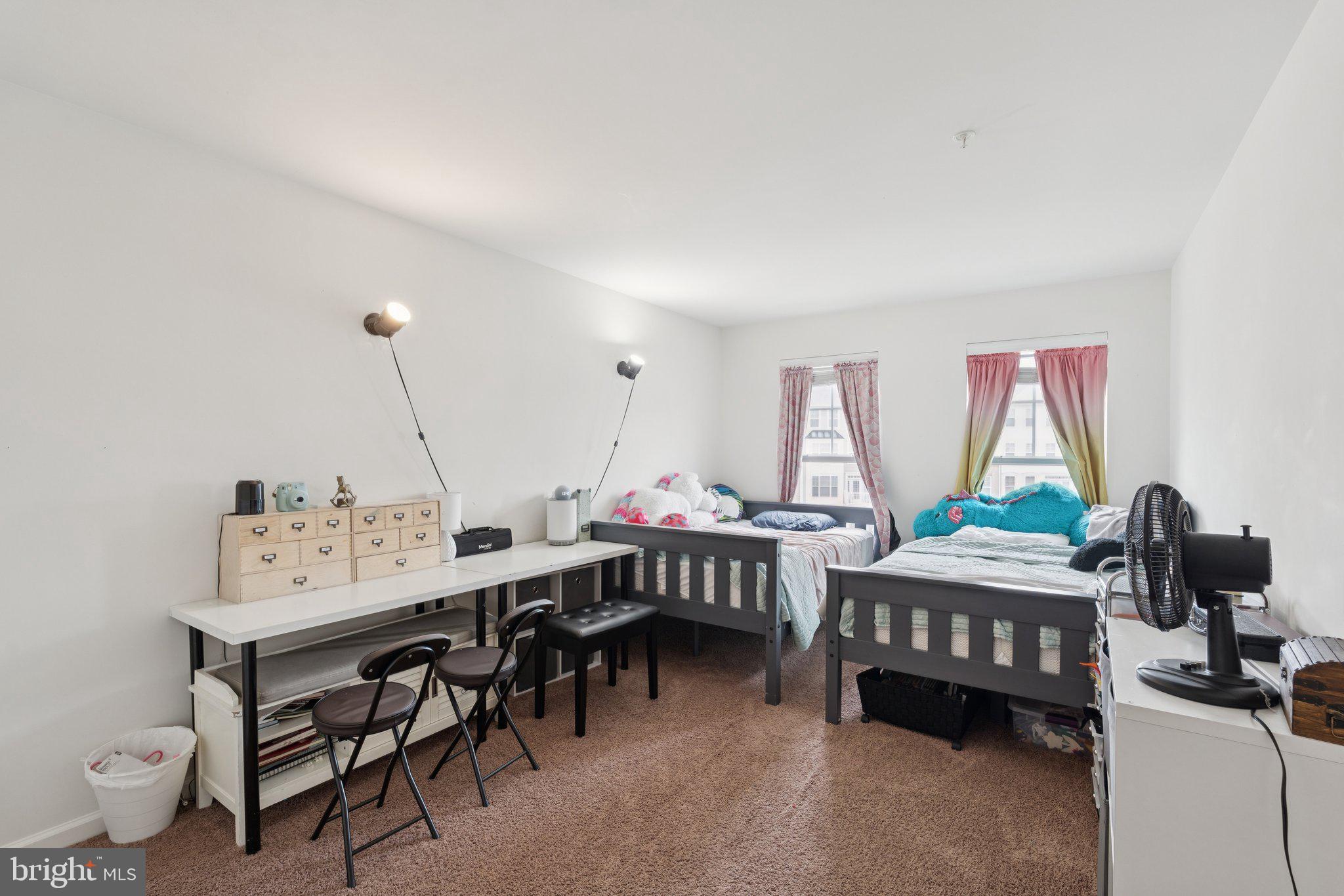 42227 CANARY GRASS SQUARE