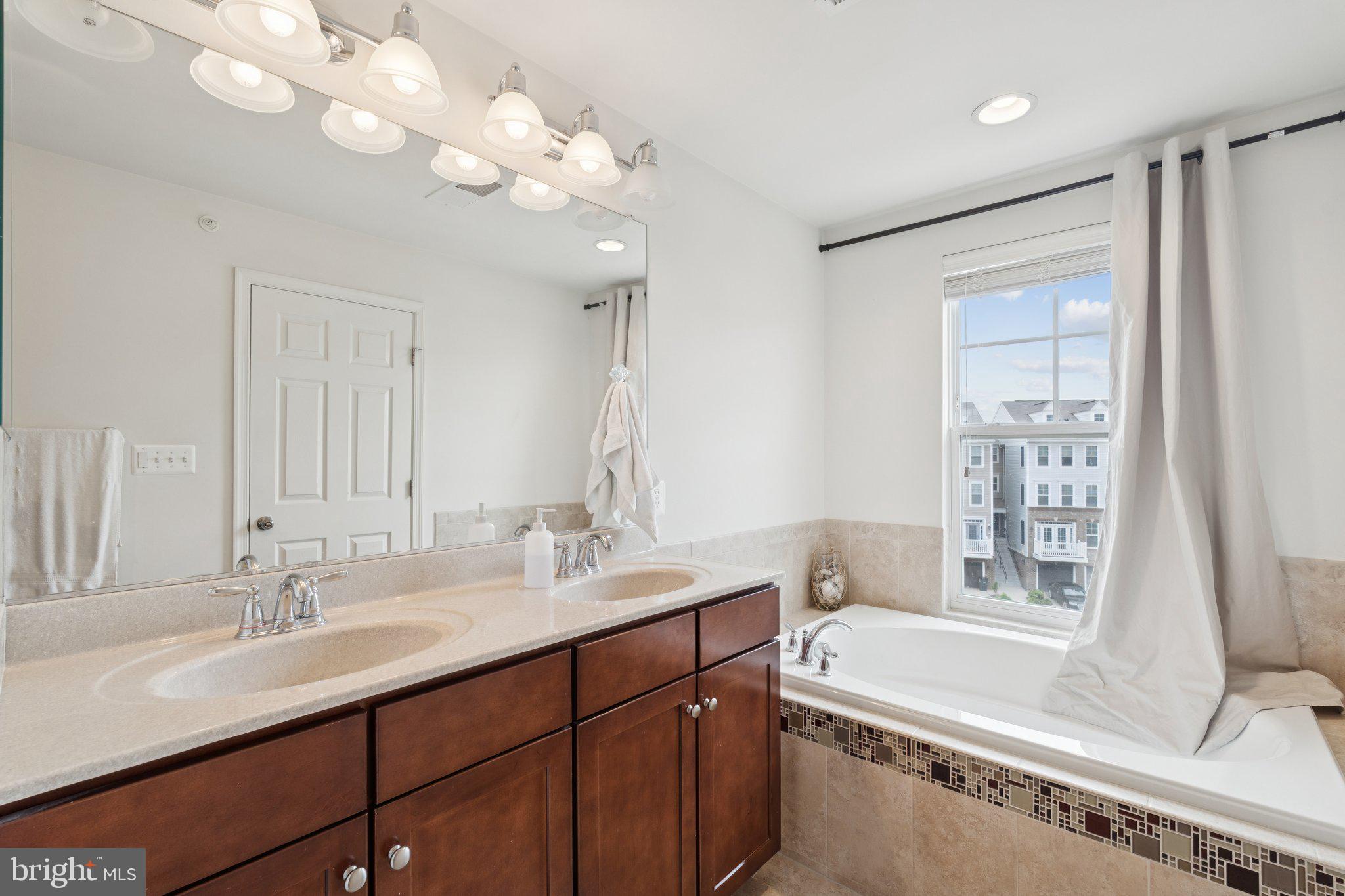 42227 CANARY GRASS SQUARE