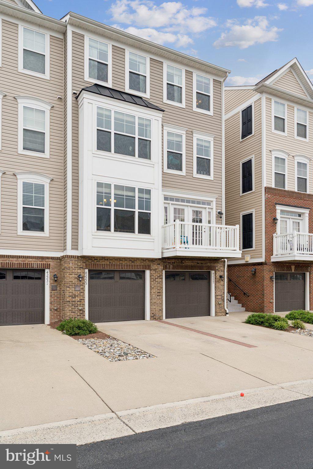 42227 CANARY GRASS SQUARE