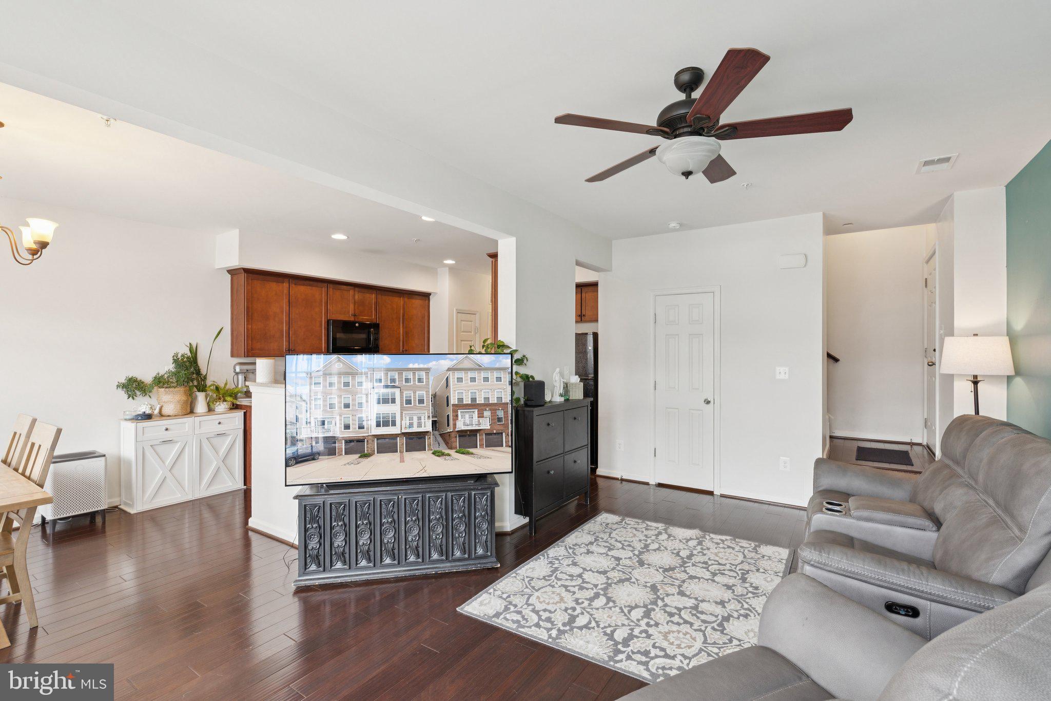 42227 CANARY GRASS SQUARE