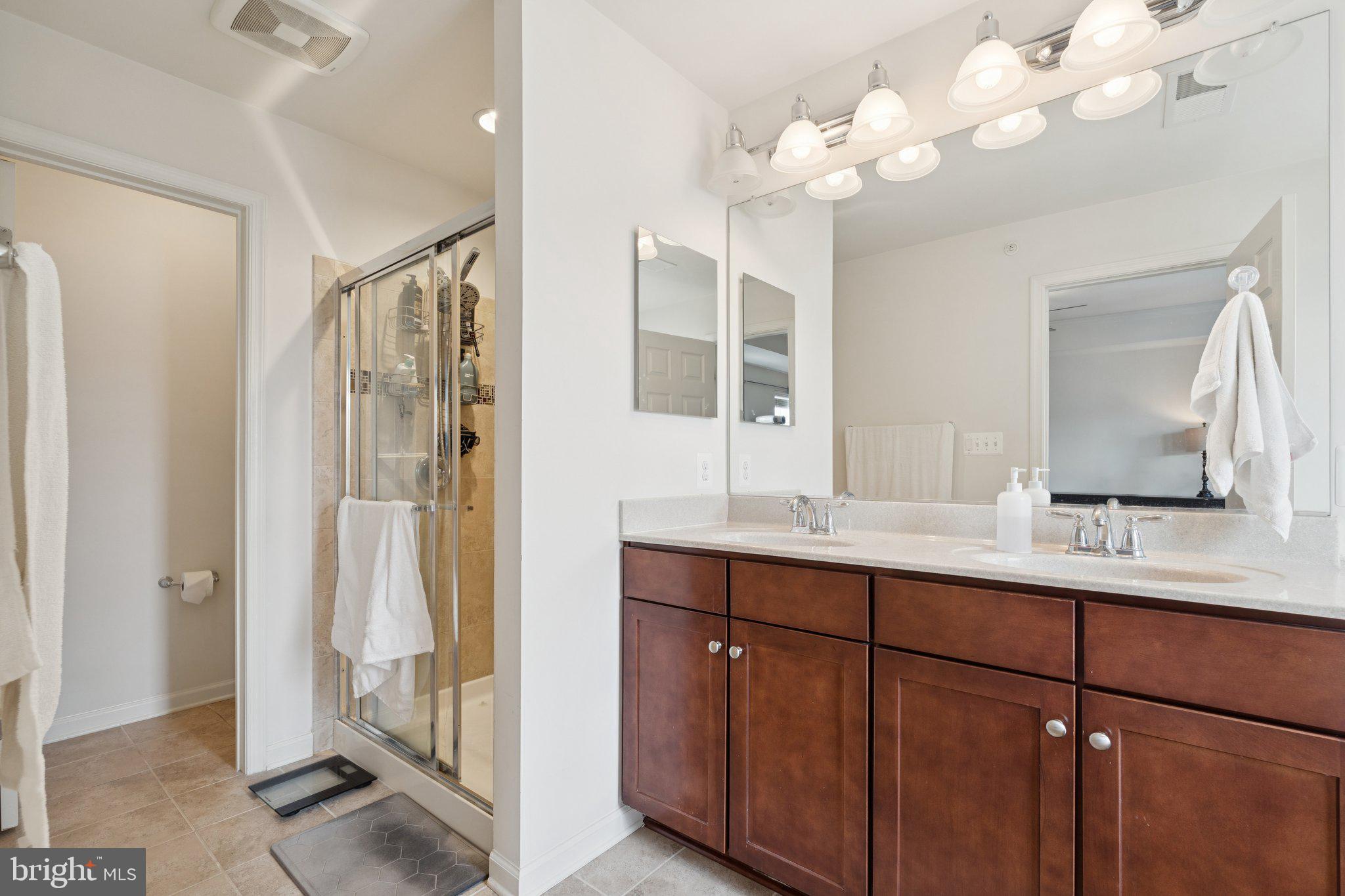 42227 CANARY GRASS SQUARE