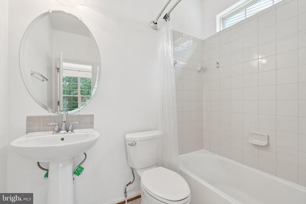 42121 OAK CREST CIRCLE