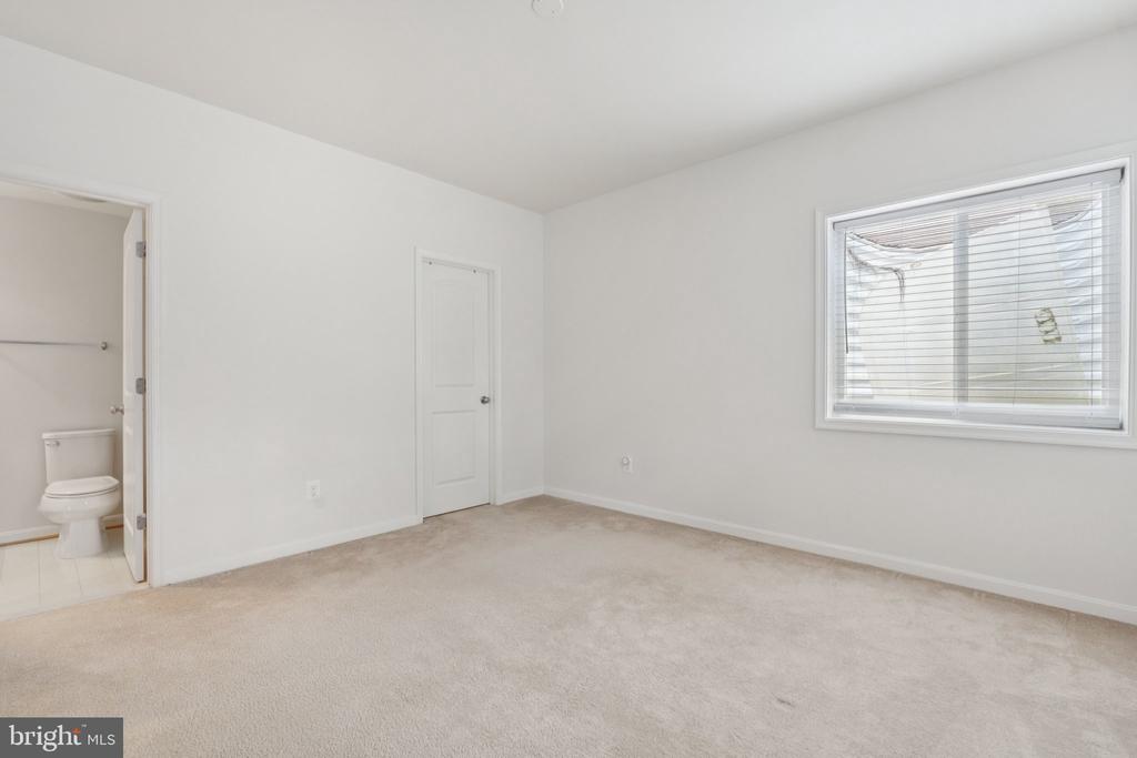 42121 OAK CREST CIRCLE