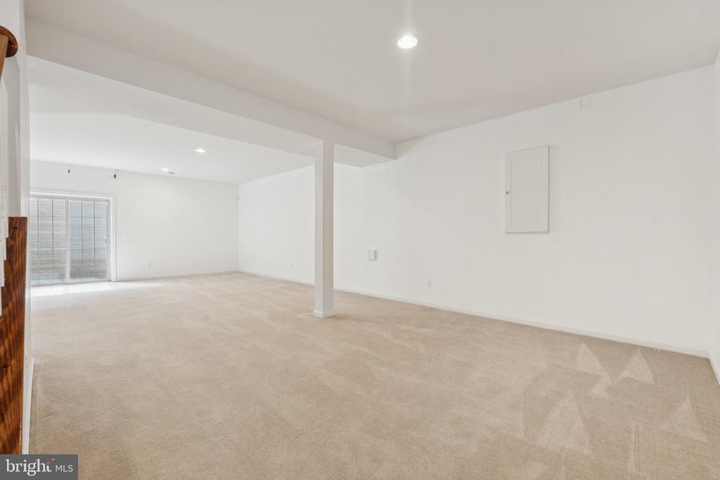 42121 OAK CREST CIRCLE