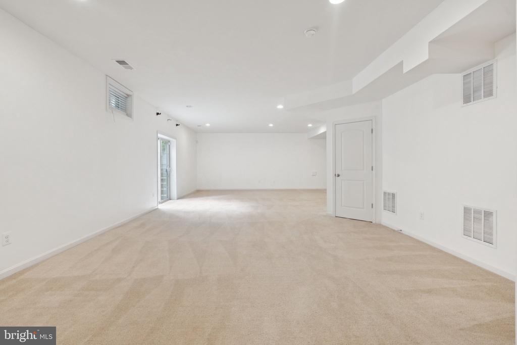 42121 OAK CREST CIRCLE