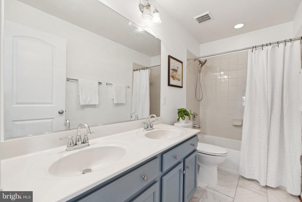 42121 OAK CREST CIRCLE