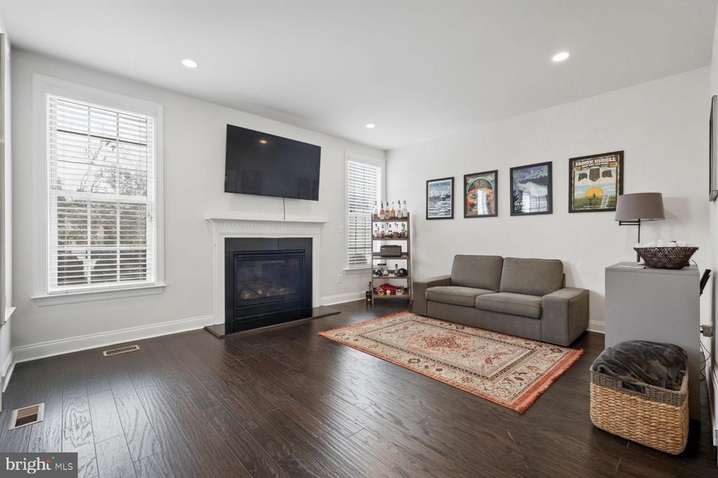 22597 WINDSOR LOCKS SQUARE
