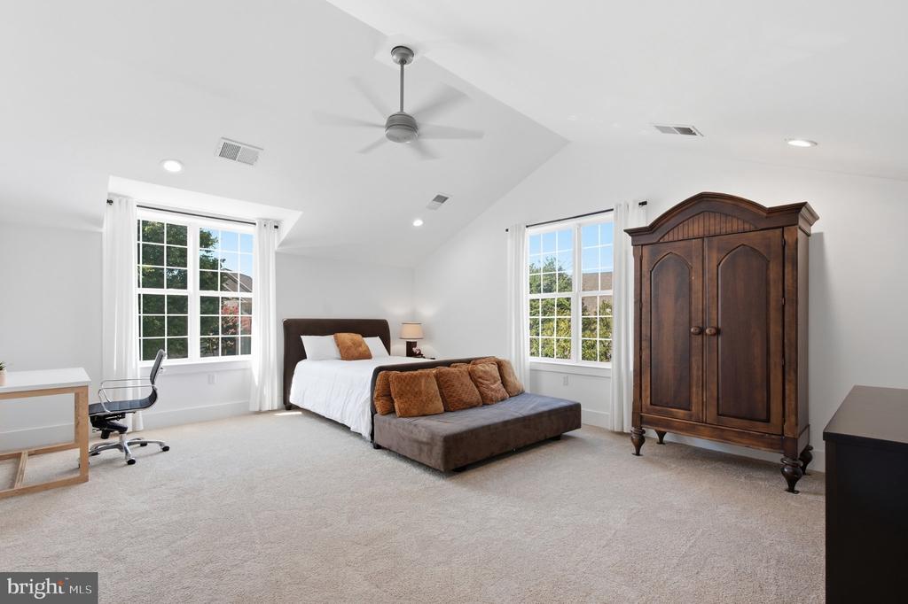 18441 LANIER ISLAND SQUARE