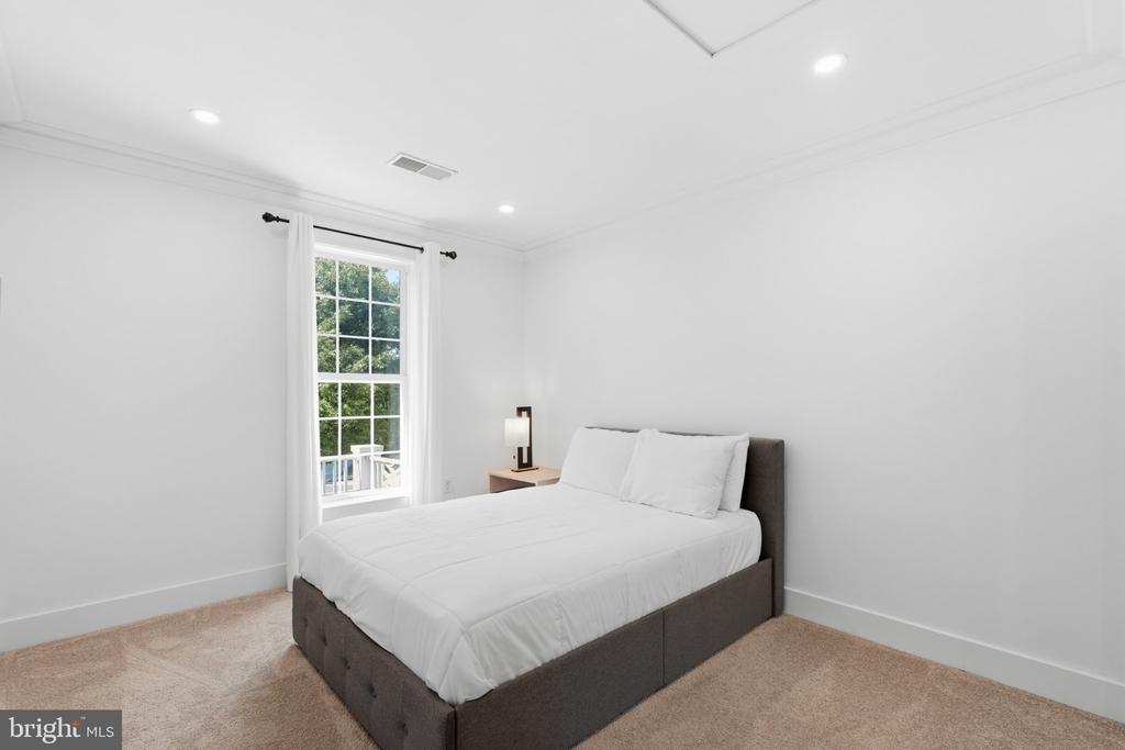 18441 LANIER ISLAND SQUARE