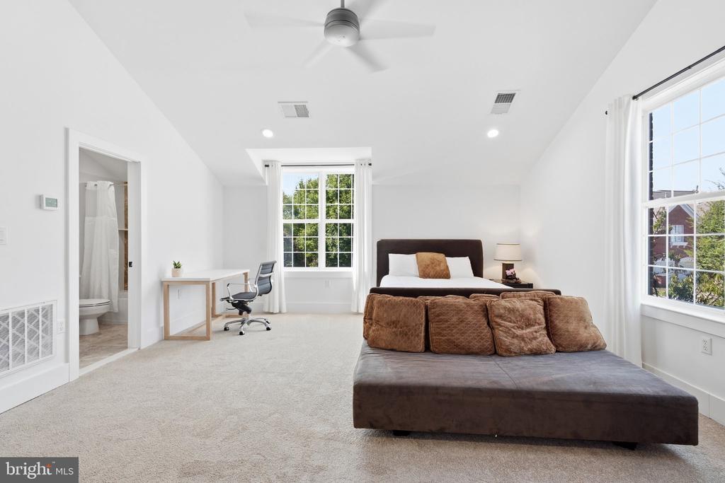 18441 LANIER ISLAND SQUARE
