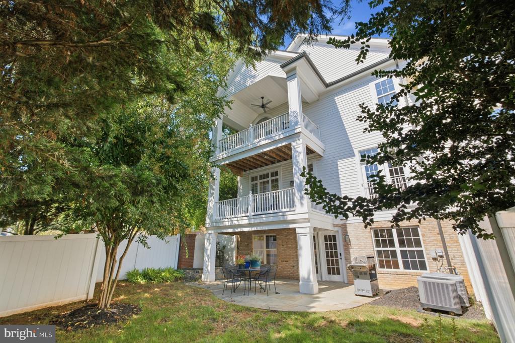 18441 LANIER ISLAND SQUARE