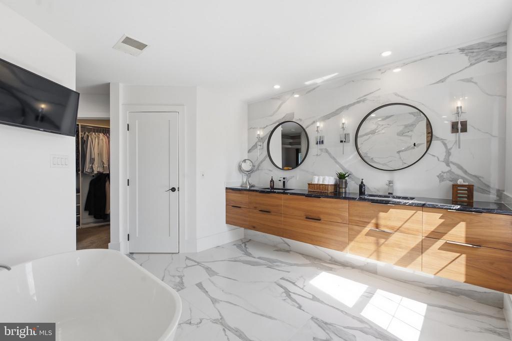 18441 LANIER ISLAND SQUARE